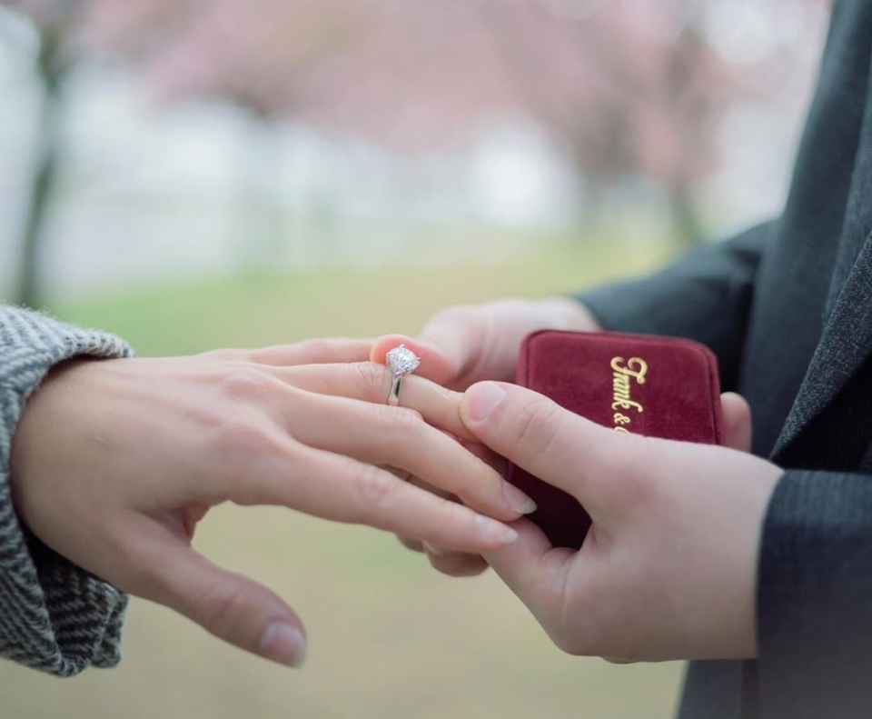 Cincin lamaran Luna Maya dan Maxime Bouttier. [Instagram]