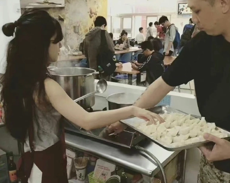 Foto lawas Zhao Lusi saat jualan wonton ketika masih kuliah di Taiwan. (Xiaohongshu)