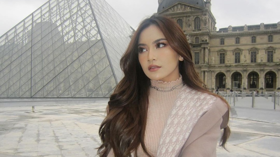 Tampil Cantik saat Kondangan, Mahalini Tenteng Tas Mungil Harga Selangit