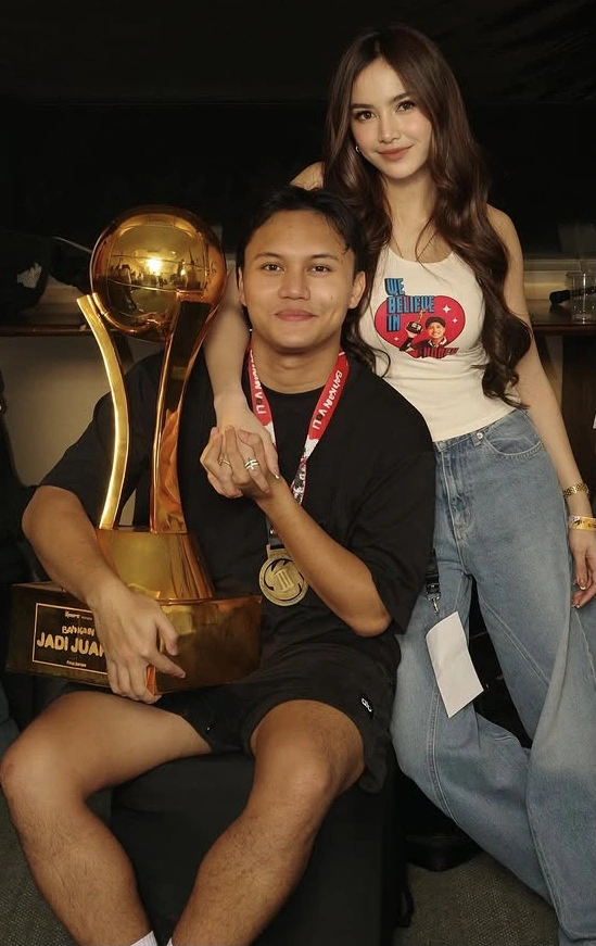 Mahalini Rizky Febian Usai Memenangkan Piala Turnamen Voli [Instagram]