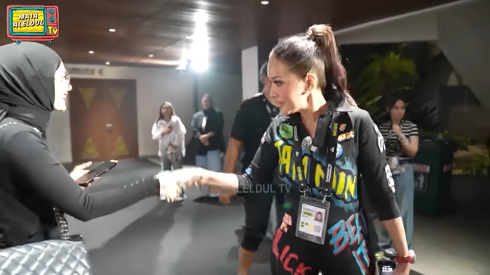 Baju Mulan Jameela Ketika Salaman Sama Maia Estianty Tuai Kritik: Katanya Wanita Salihah