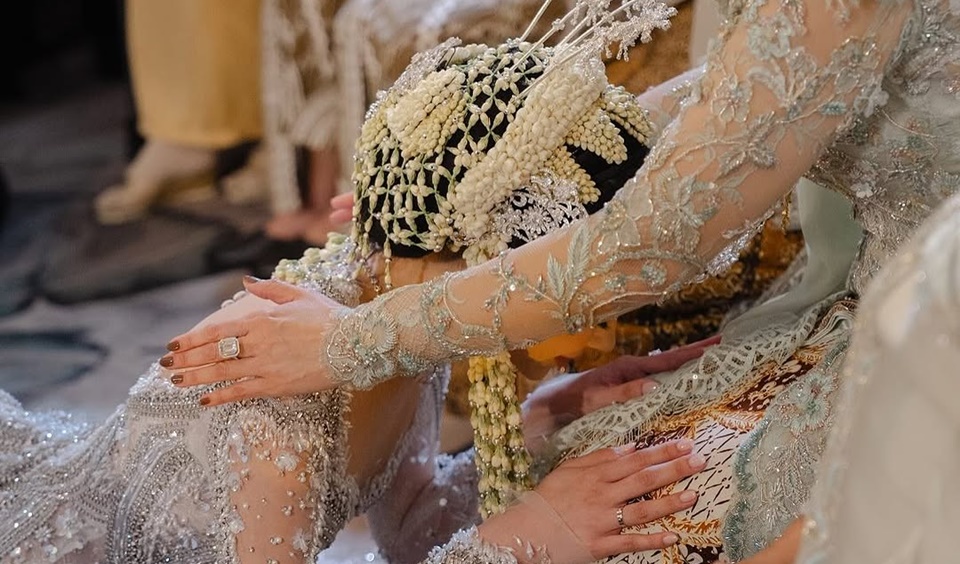 Cincin Berlian Maia Estianty di Akad Nikah Al Ghazali dan Alyssa Daguise [Instagram]