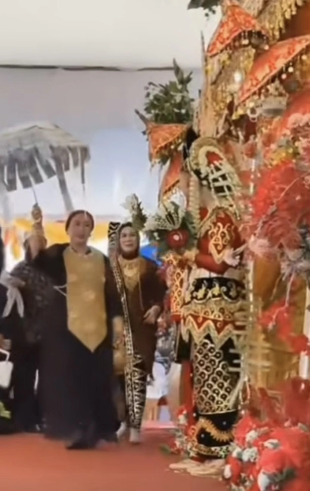 Mak Haji Berjalan Di Pelaminan Mau Berikan Payung Uang Pada Pengantin [Instagram]