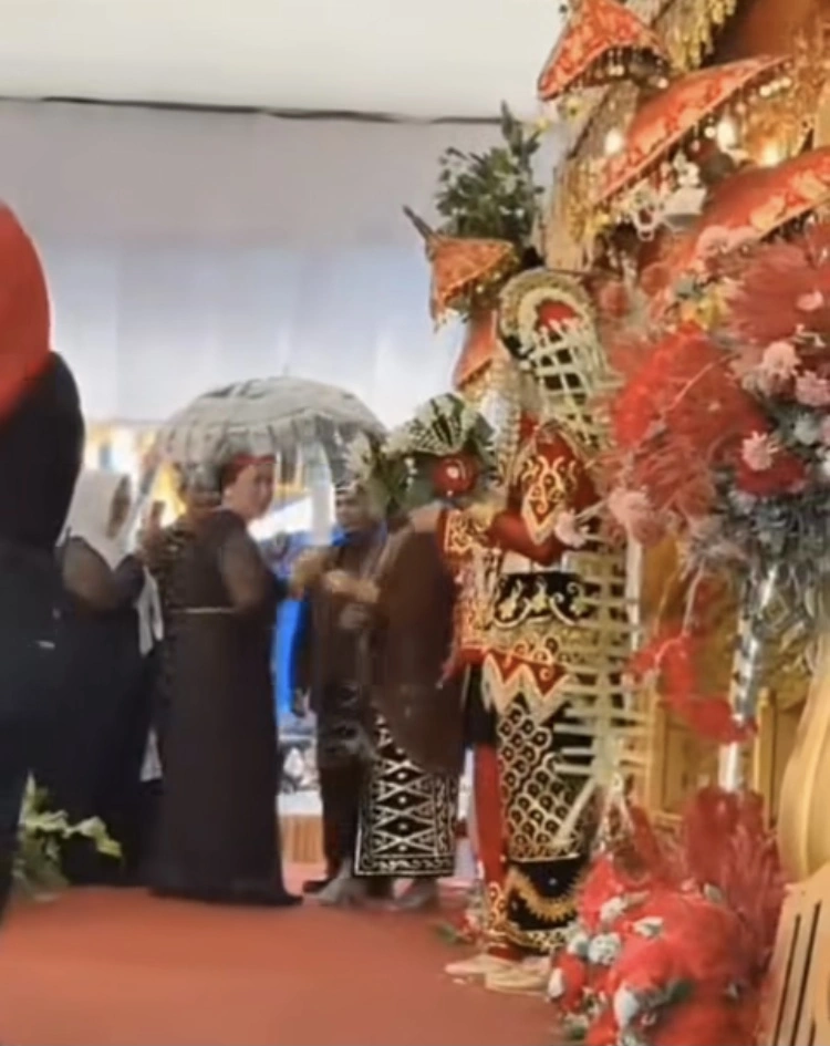 Mak Haji Datang Ke Nikahan Berompi Emas Berpayung Uang [Instagram]