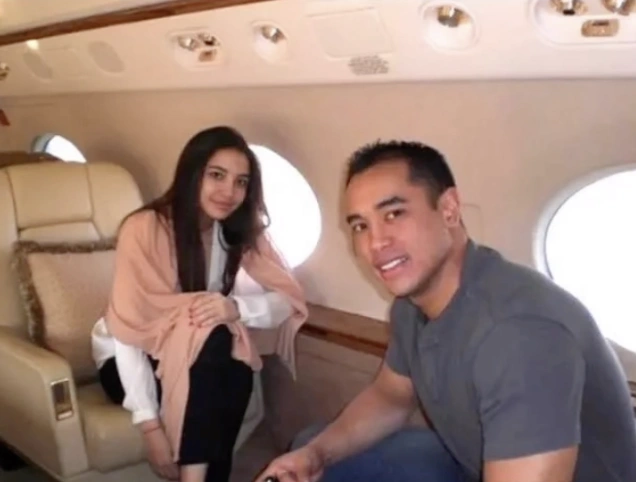 Manohara dan Ardi Bakrie di dalam pesawat pribadi. [Instagram]