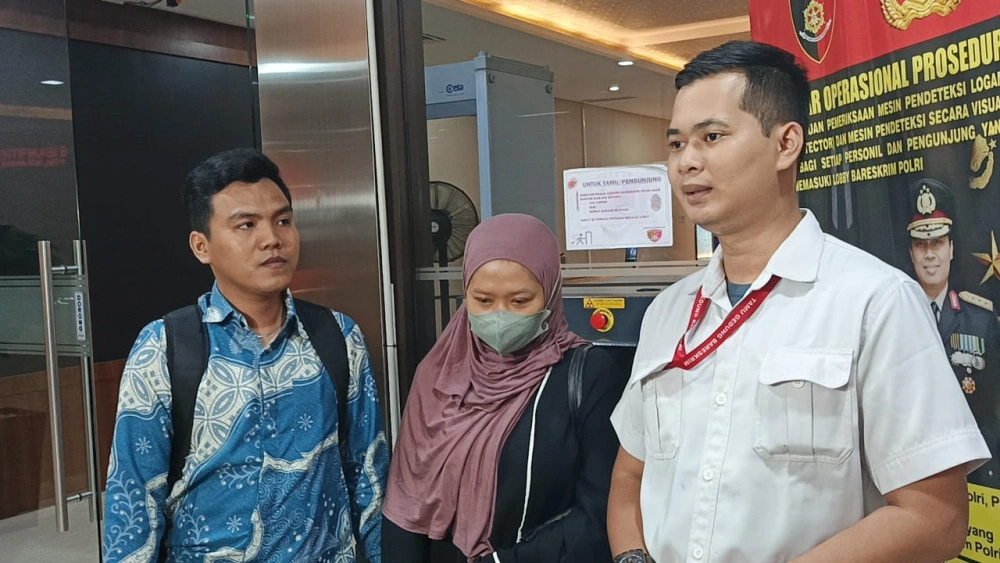 Mantan ART Inara Rusli usai menjalani pemeriksaan. [Indopop/Selvianus Kopong Basar]