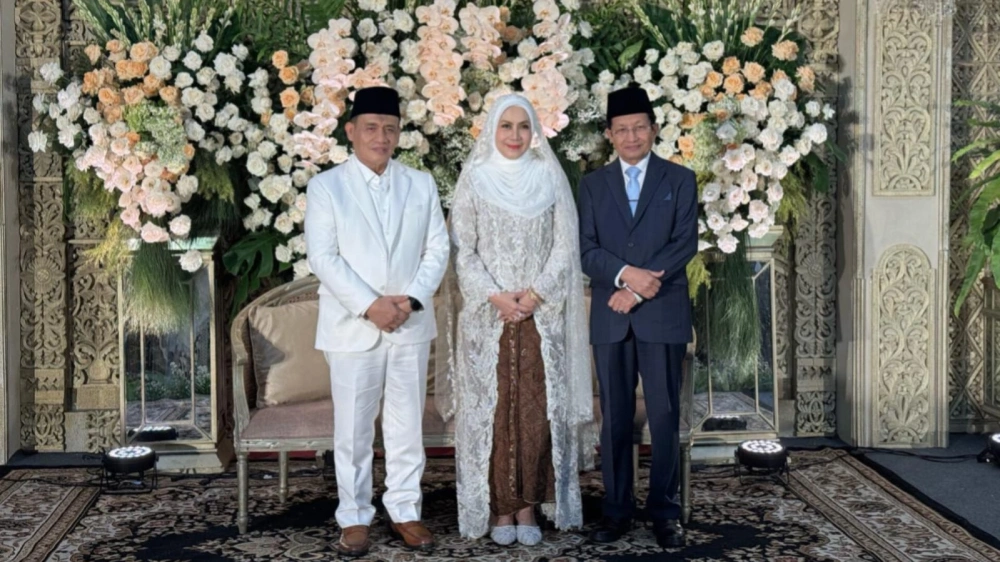 Maya Suhasni Siregar dan Romo Syafii berfoto dengan Menag Nasarudin Umar. [Istimewa]
