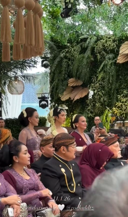 Mayangsari Duduk Bersama Keluarga Cendana Di Pernikahan Darma Mangkuluhur [sumber: Tiktok Keluargaberencana2012]