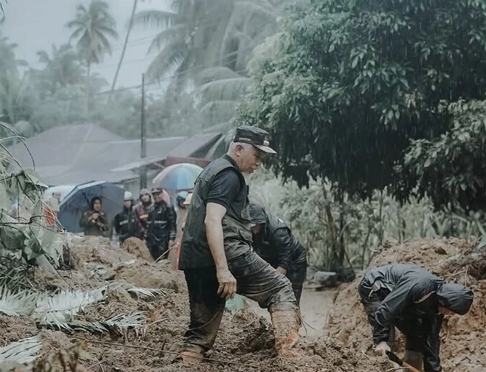 Mehyeldi Ansharullah Saat Bantu Korban Banjir