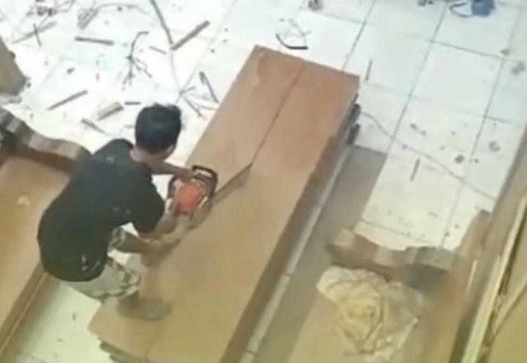 Meja Yang Dibagi Dua Oleh Orang Suruhan Suami 2 [Instagram]