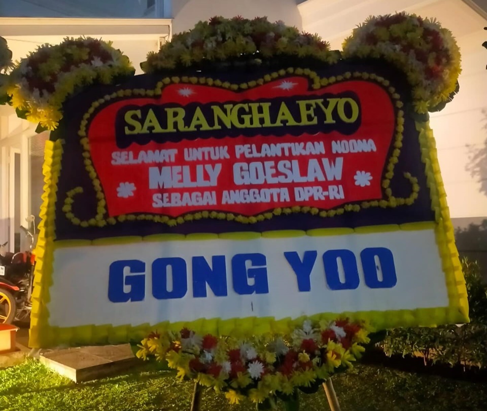 4 Potret Karangan Bunga Halu Melly Goeslaw, dari Shah Rukh Khan Hingga Gong Yoo