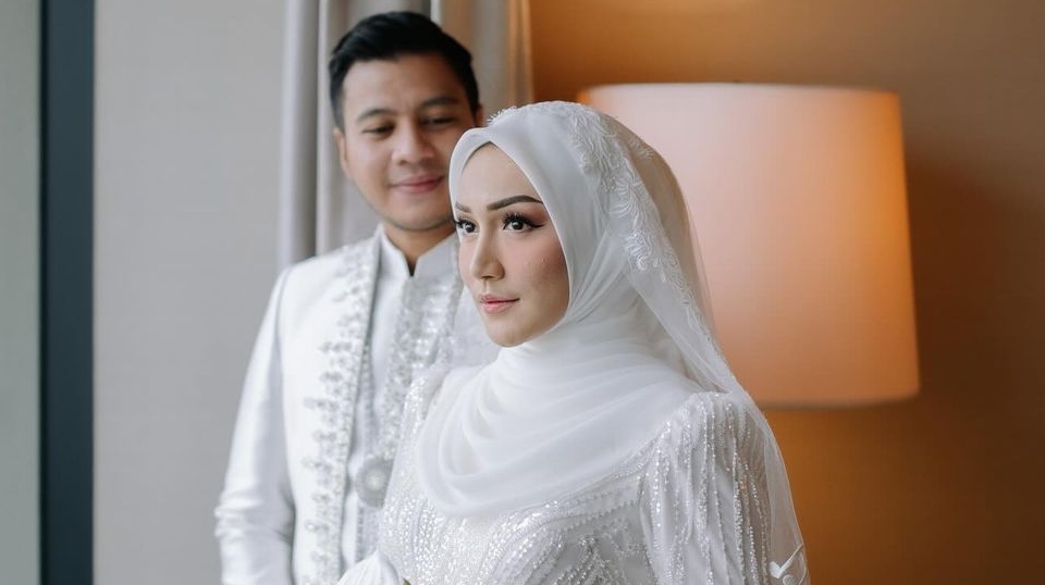 7 Potret Pernikahan Melody Prima dan Ilham Prawira, Gaun Pengantinnya Dirancang Spesial