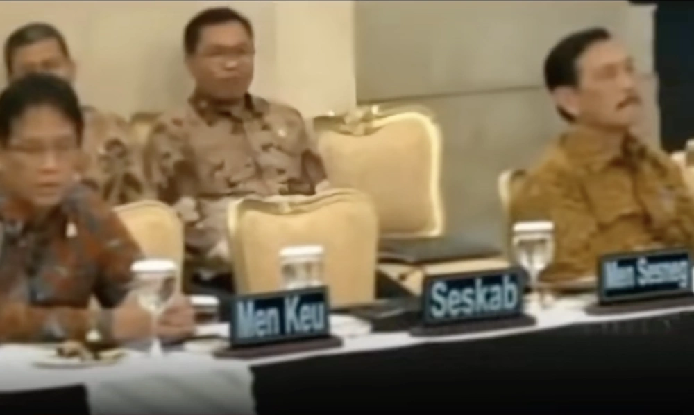 Menkeu Purbaya Yudhi Sadewa Duduk Tak Jauh Dari Luhut Pandjaitan Namun Tak Saling Tegur. [TikTok]