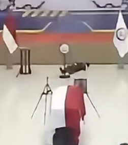 Detik-detik Menteri KKP Sakti Wahyu Trenggono pingsan. [TikTok/TVRInasional]