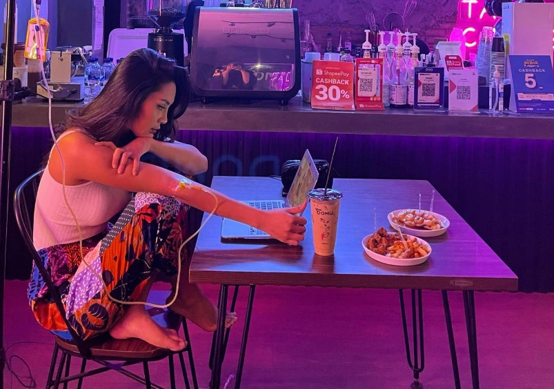 Meski Sering Tampil Glamor Erika Carlina Tenyata Doyan Makan Di Warteg [Sumber: Instagram]