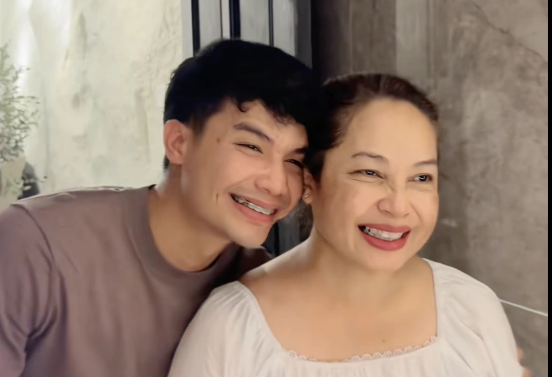 Mikhail Iman dan Ibunya. [TikTok]