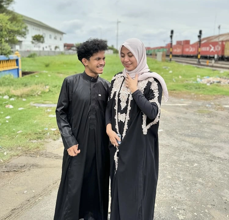 Mila Agustina Bersama Suami 2