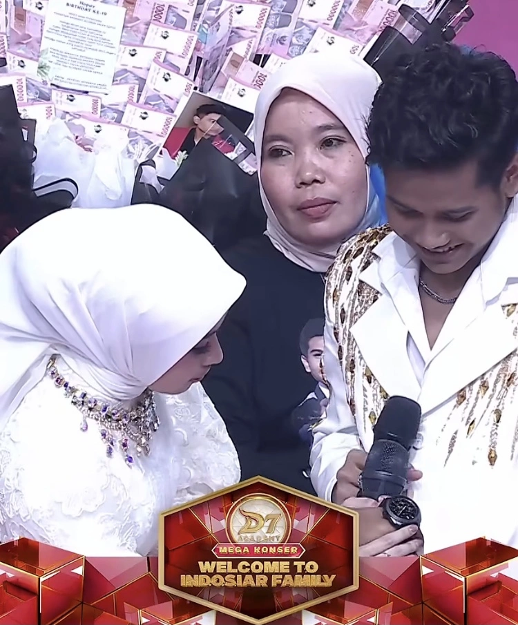 Mila Memakaikan Jam Tangan Yang Ia Hadiahkan Ke Valen [Instagram]