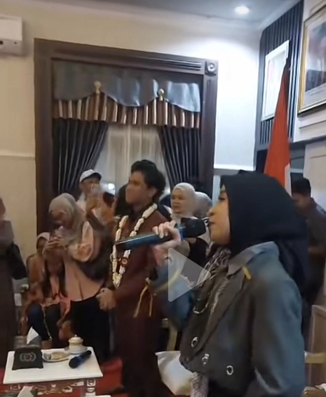 Mila Nyanyi Lagu Madura Dengan Lancar Di Rumah Dinas Bupati Sumenep [Tiktok]