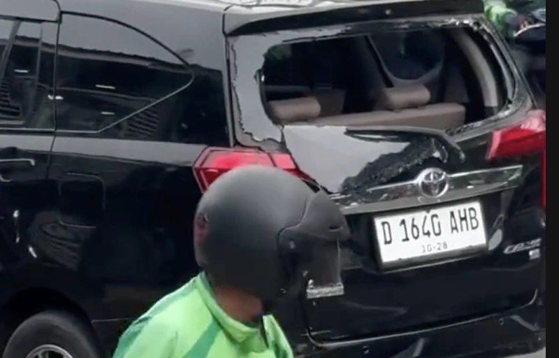 Mobil Calya yang dikemudikan Hafiz Mahendra menabraki motor dan mobil di Jalan Gunung Sahari Jakpus. [TikTok]