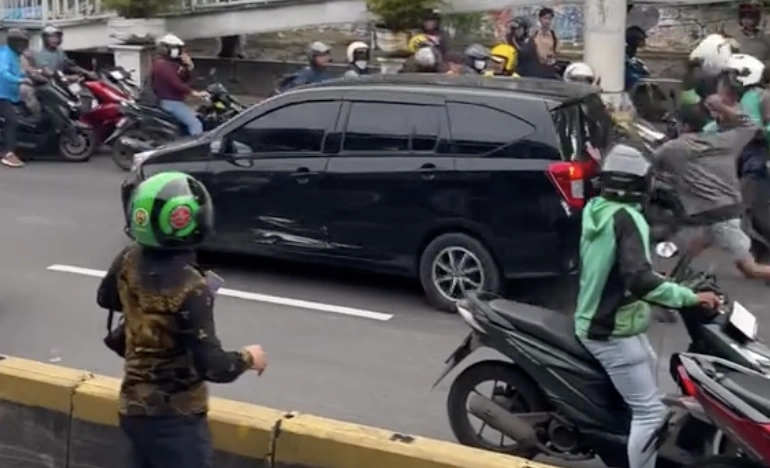 Mobil Calya yang dikemudikan Hafiz Mahendra menabraki motor dan mobil di Jalan Gunung Sahari Jakpus. [TikTok]