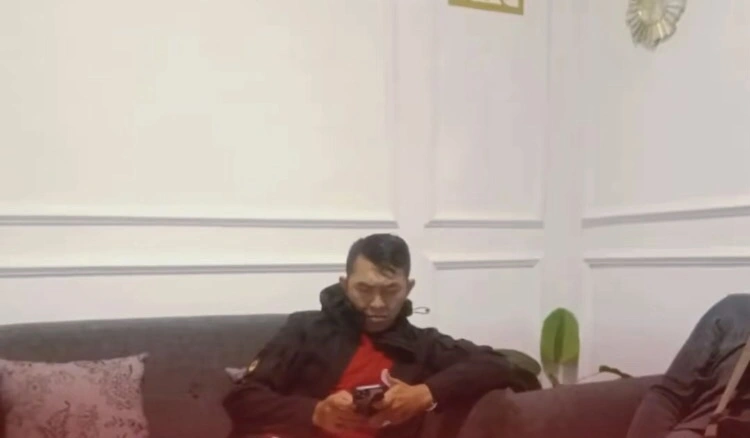 Mochlis Saat Di Rumah Susi Oktaviani (Tiktok)