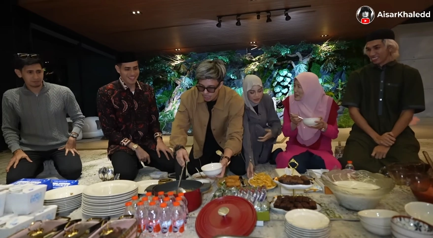 Momen Aisar Khaledd Mengunjungi Kediaman Atta Halilintar [Sumber: Youtube]