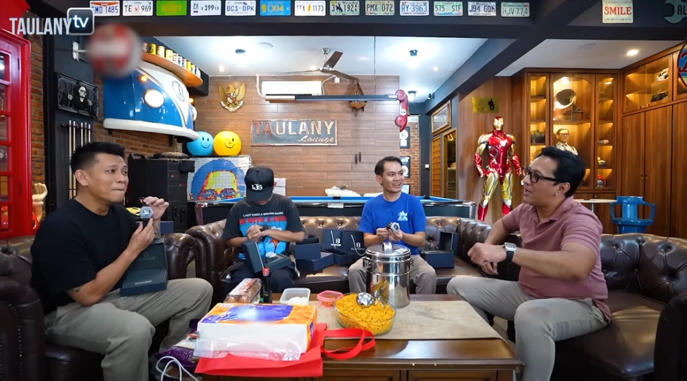 Momen Andre Taulany Kasih Jam Tangan Mewah Regan Harney [Sumber: Youtube]