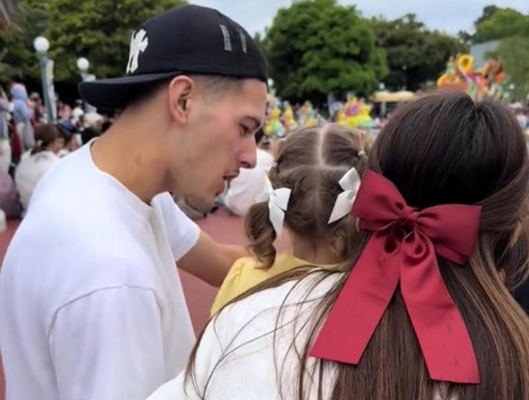 Justin Hubner Bonding dengan Kamari Liburan ke Disneyland, Jennifer Coppen Berkaca-kaca