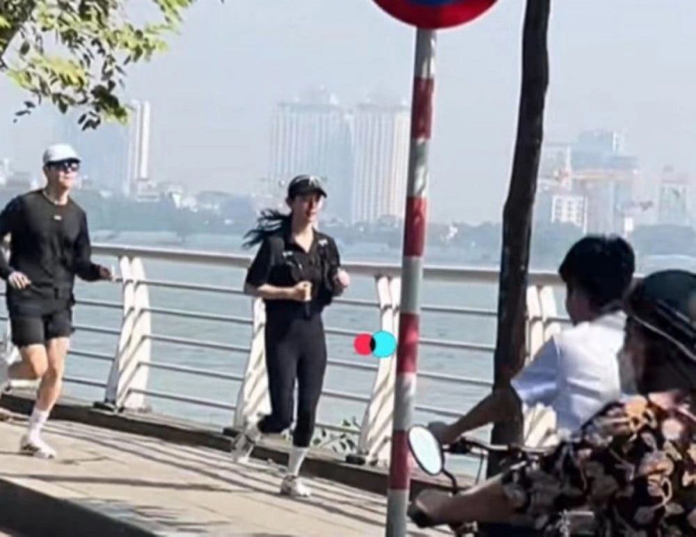 Momen Kim Seon Ho Lari Bersama Suzy Allkpop