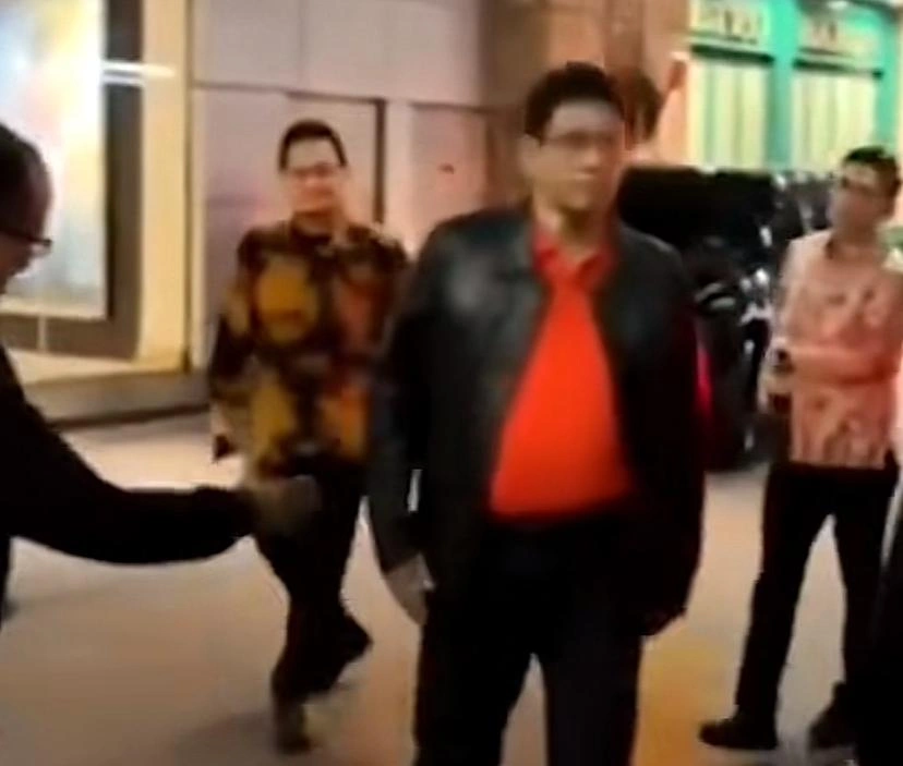 Momen Purbaya Tolak Salaman Dengan Deni