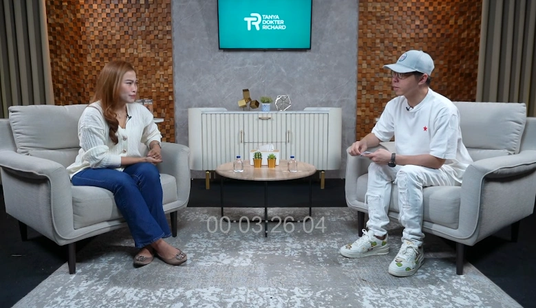 Momen Sartika Bongkar Suami Oknum Aparat Kdrt Dan Selingkuh Di Podcast Dr Richard Lee [Sumber: Youtube]