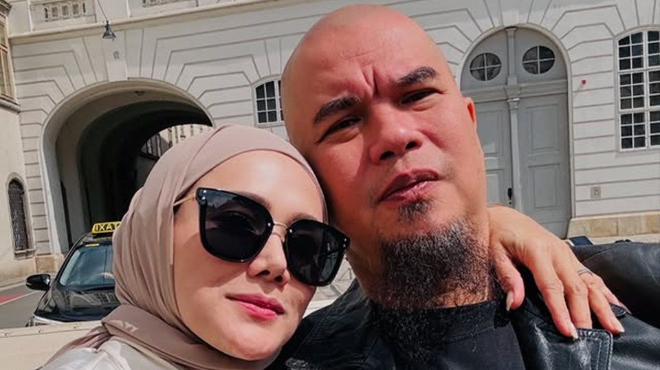 Ahmad Dhani dan Mulan Jameela Asyik Ciuman Saat Foto Keluarga