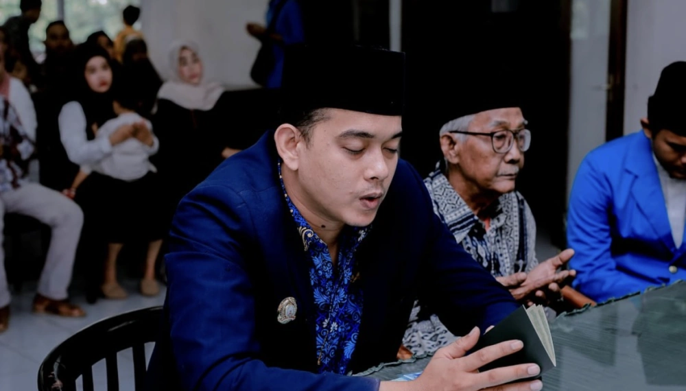 Muhammad Zidni Ilmi saat menikahkan pasangan di KUA. [Instagram]