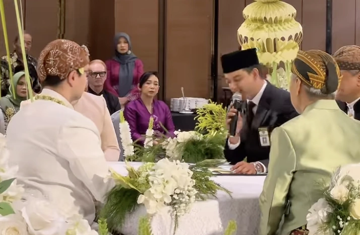 Muhammad Zidni Ilmi saat menikahkan pasangan Jerman dan Indonesia di KUA Setiabudi, Jakarta. [Instagram]