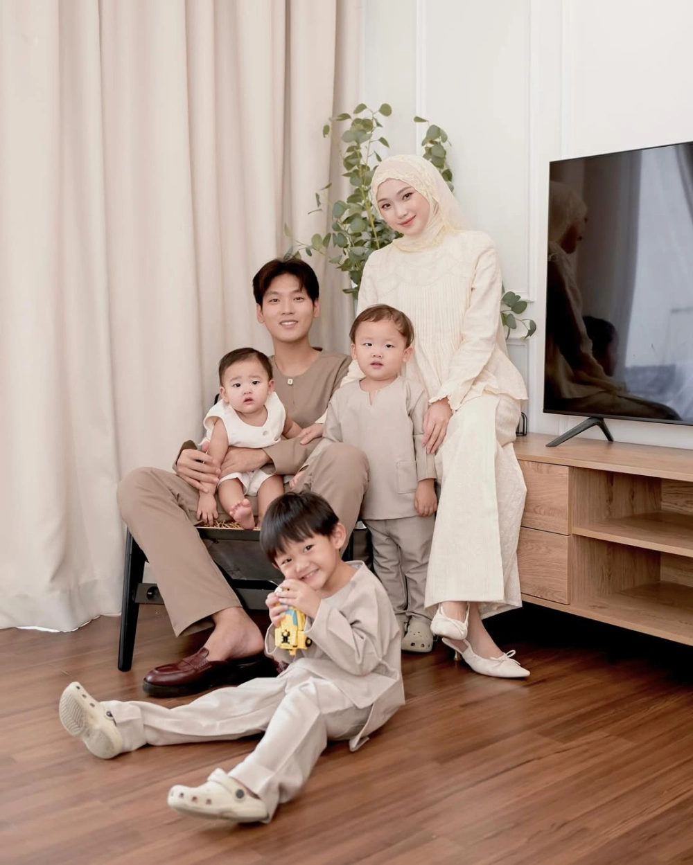 Na Daehoon Dan Julia Prastini Bersama Anak Anak Instagram Lambe Turah