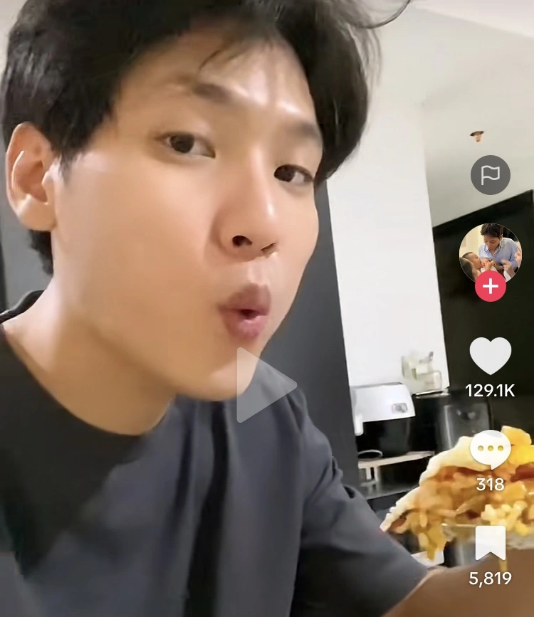 Na Daehoon Sedang Meniup Kimchi Fried Rice Buatannya Sebelum Dinikmati (Tiktok)