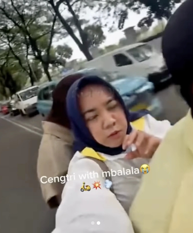Nagita Slavina bonceng motor bertiga dengan Mba Lala karena terjebak macet dalam perjalanan ke sebuah acara. [Instagram]