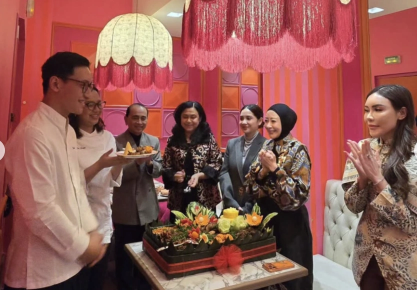 Nagita Slavina resmikan cafe La Petite Manis di Prancis. [Instagram]