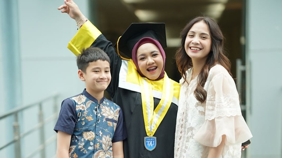 Selamat! Mbak Lala Asisten Nagita Slavina Wisuda S1