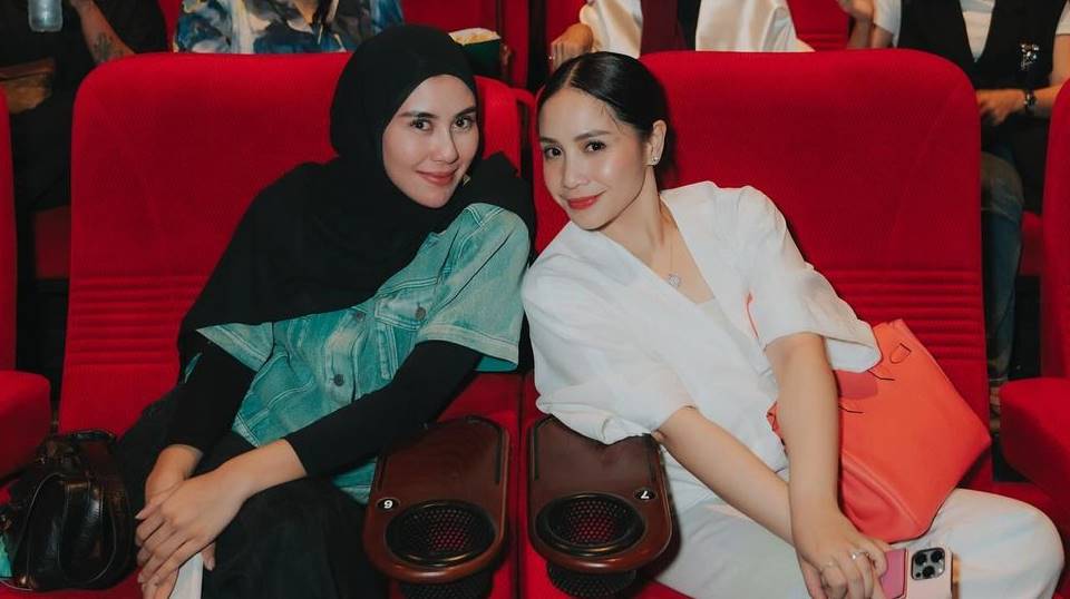 Dibandingkan Nagita Slavina, Syahnaz Sadiqah Tuai Pujian Tetap Berhijab Usai Pulang Haji
