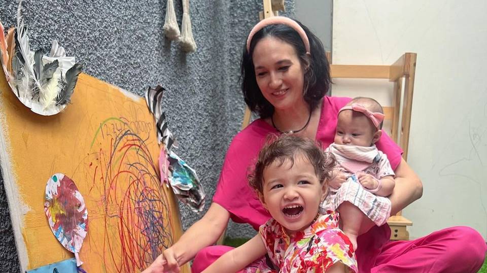 Nadine Chandrawinata Ajarkan Anak Main di Sungai, Ada Banyak Manfaatnya