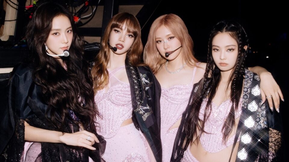 Lisa Diserbu Member BLACKPINK Lain dalam Rangka Ultah Ke-27