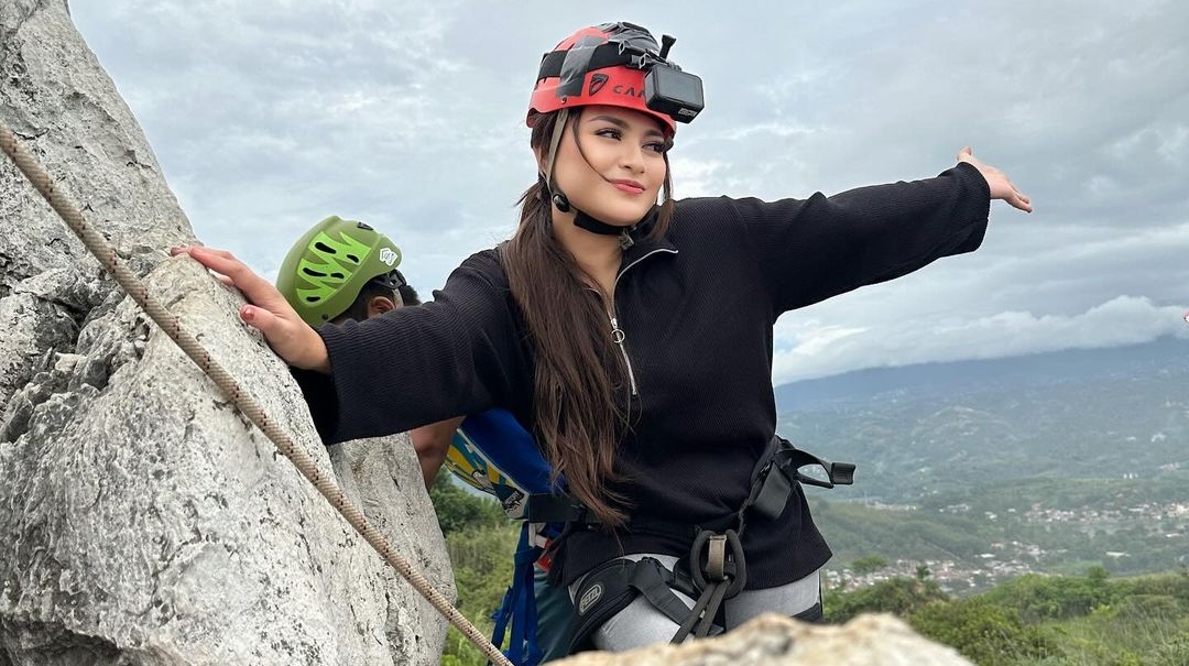 Cobain Sensasi Foto di Ketinggian Tebing Gunung Hawu seperti Nathalie Holscher, Ngeri-ngeri Sedap!