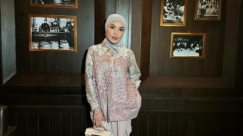 Nindy Ayunda Cerita Insiden Jatuh Saat Umroh