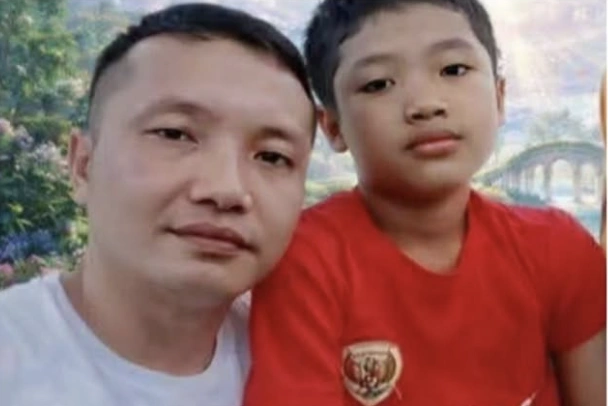 Nizam Syafei dan ayah kandungnya, Anwar Satibi. [Facebook]