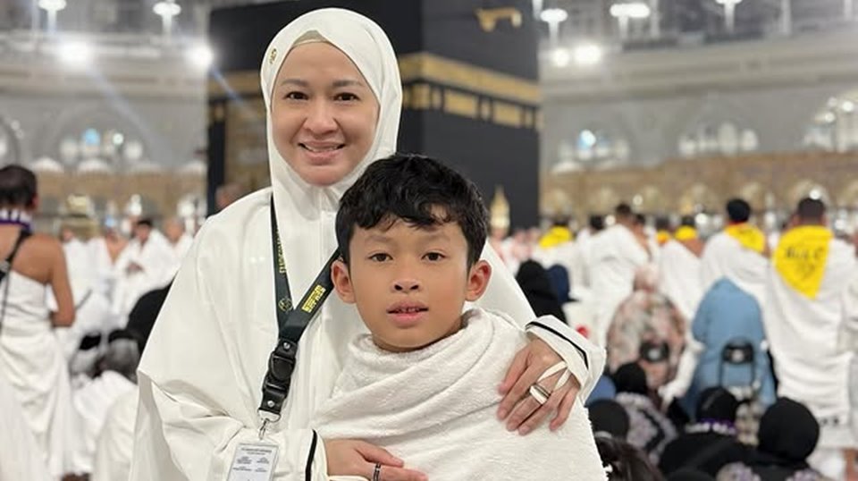 Lagi Umrah, Okie Agustina Minta Maaf ke Anak Soal Perceraiannya