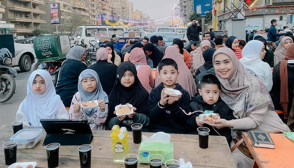 Oki Setiana Dewi Coba Makan Makanan Gratis untuk Buka Puasa di Mesir [Instagram]