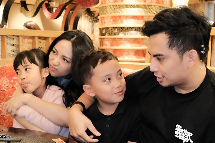 Okin Dan Rachel Vennya Dengan Anak Anaknya [sumber: Instagram Okinpth]