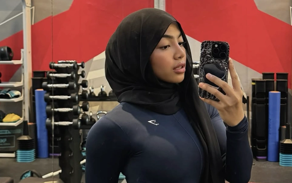 Oklin Fia diajak check in pemain bola nasional. [Instagram]